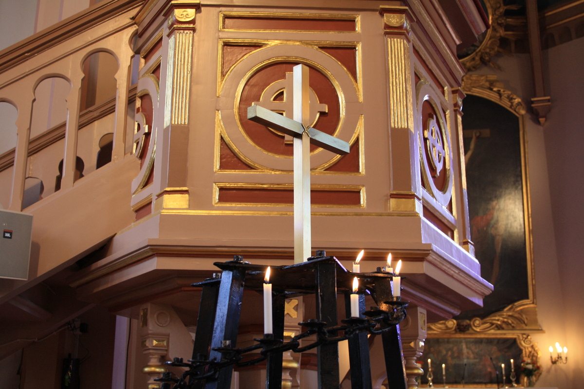 Missionsljusstake framför predikstolen i Kristinestads kyrka
