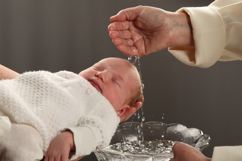 Baby som döps