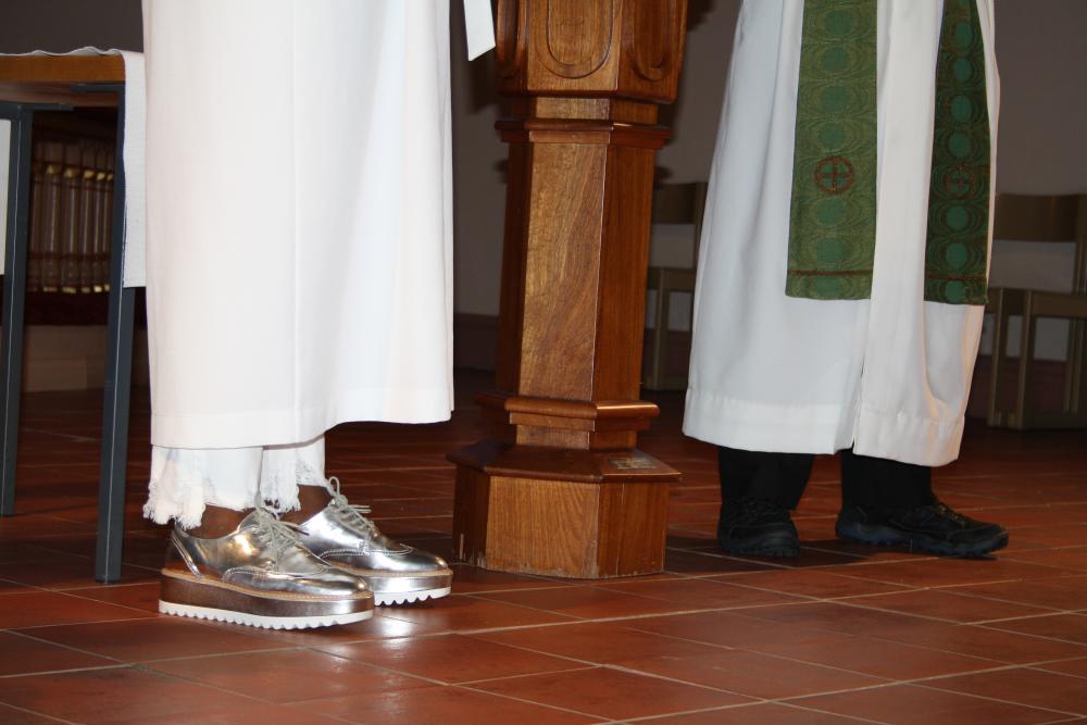 Fötter och skor på konfirmand och präst