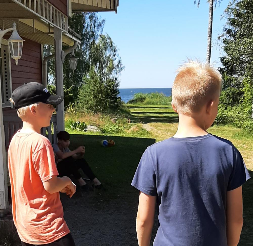 Två pojkar tittar ut mot havet