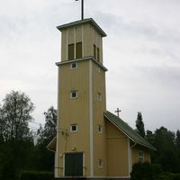 Gul träbyggnad, liknar en brandstation med ett högt klocktorn