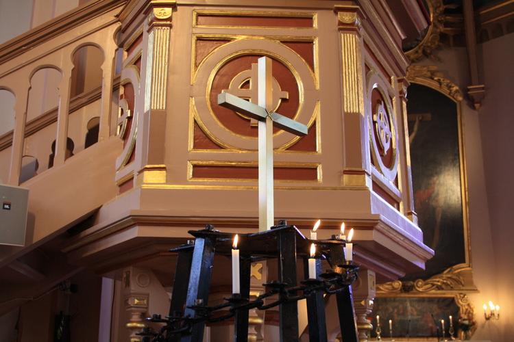 Predikstol och ljusstake med kors Kristinestads kyrka