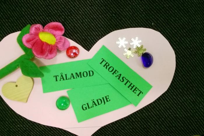 Hjärta med texten tålamod, glädje och trofasthet