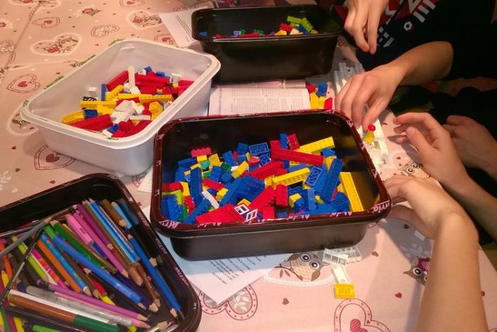 Legoklossar på ett bord