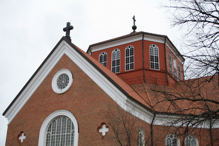 bild Lappfjärds stora tegelkyrka, övre delen med det röda 8-kantiga tornet