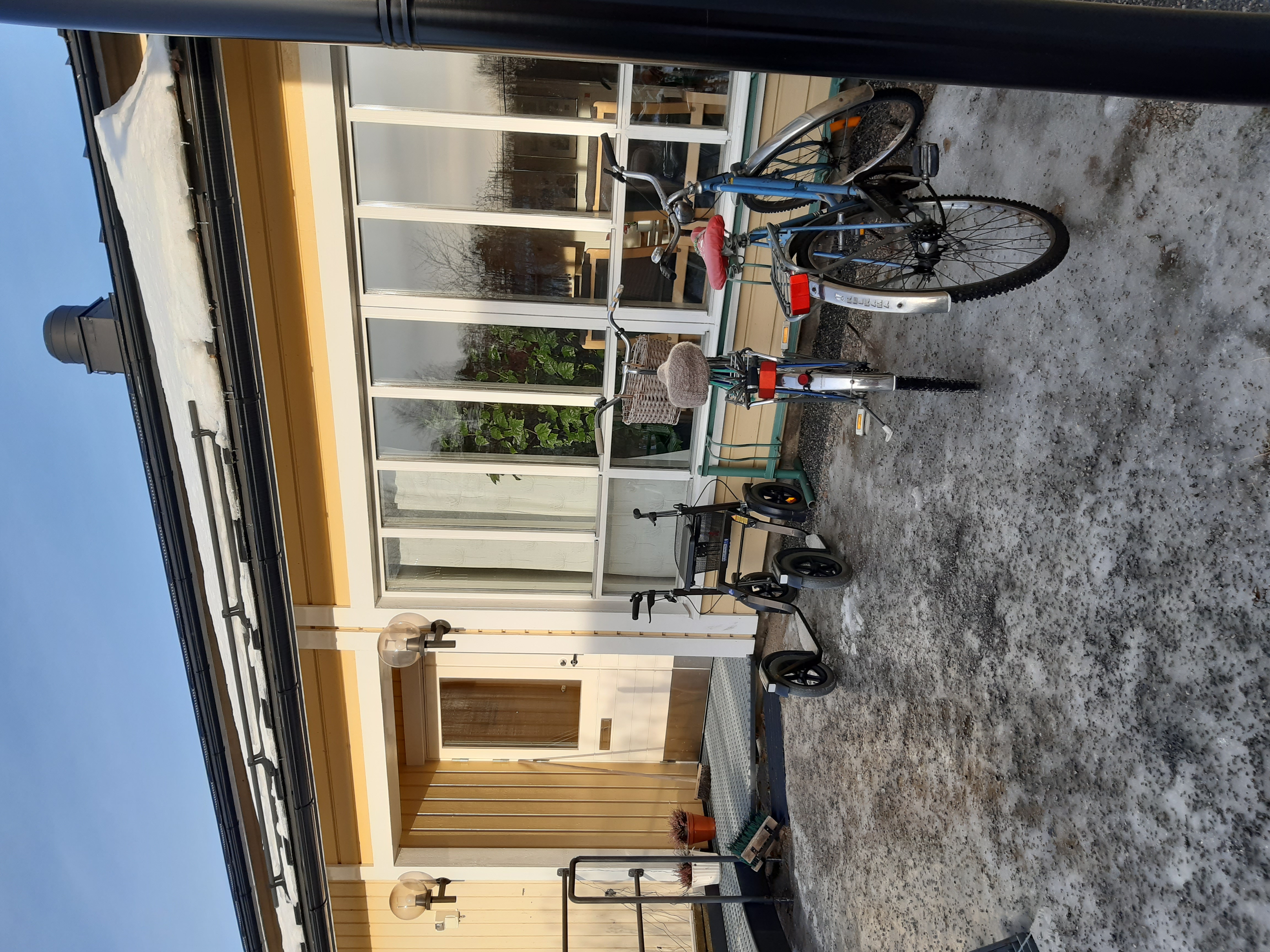 cyklar och rullator vid ingång