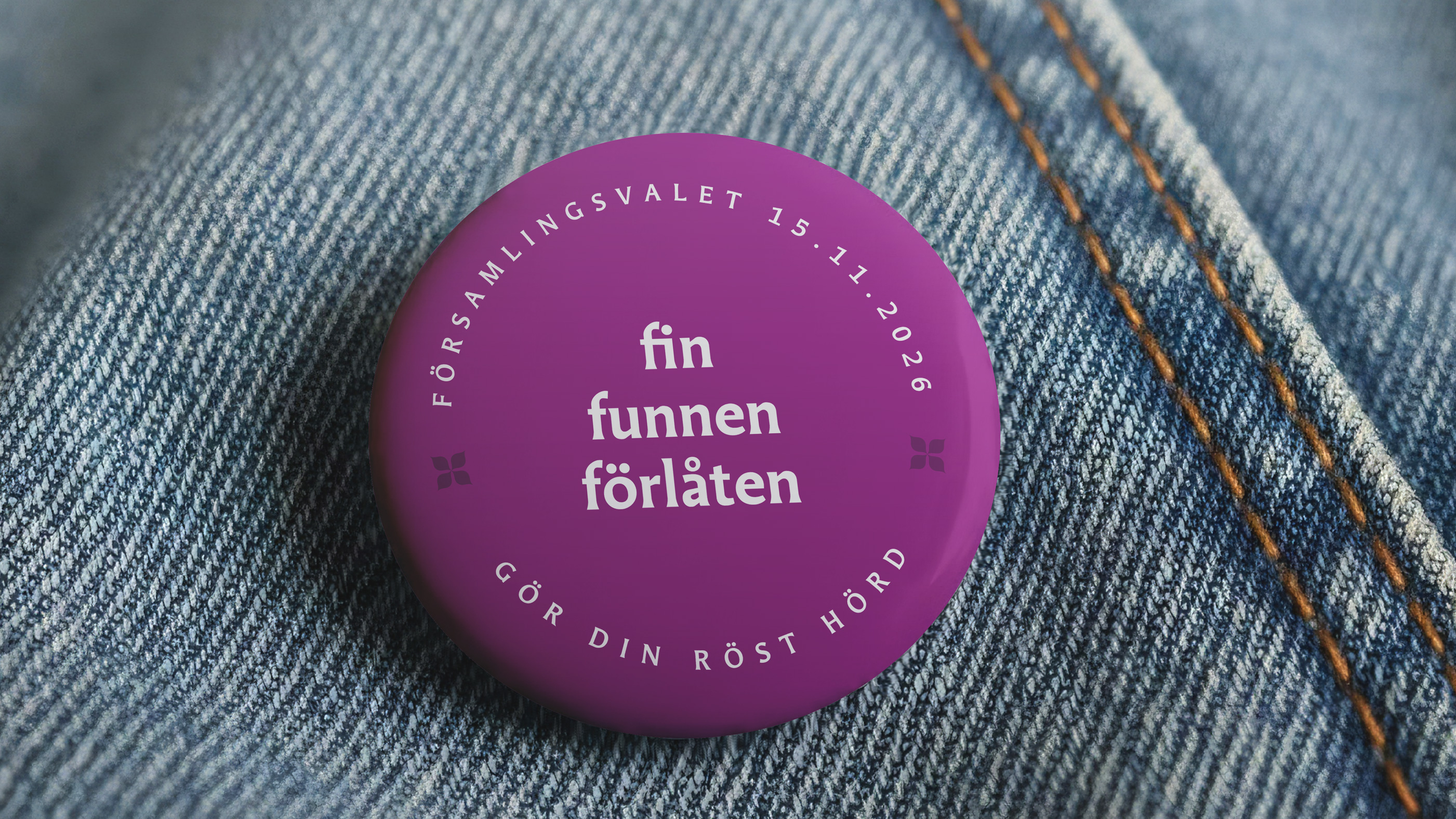 En knapp med texten fin, funnen, förlåten