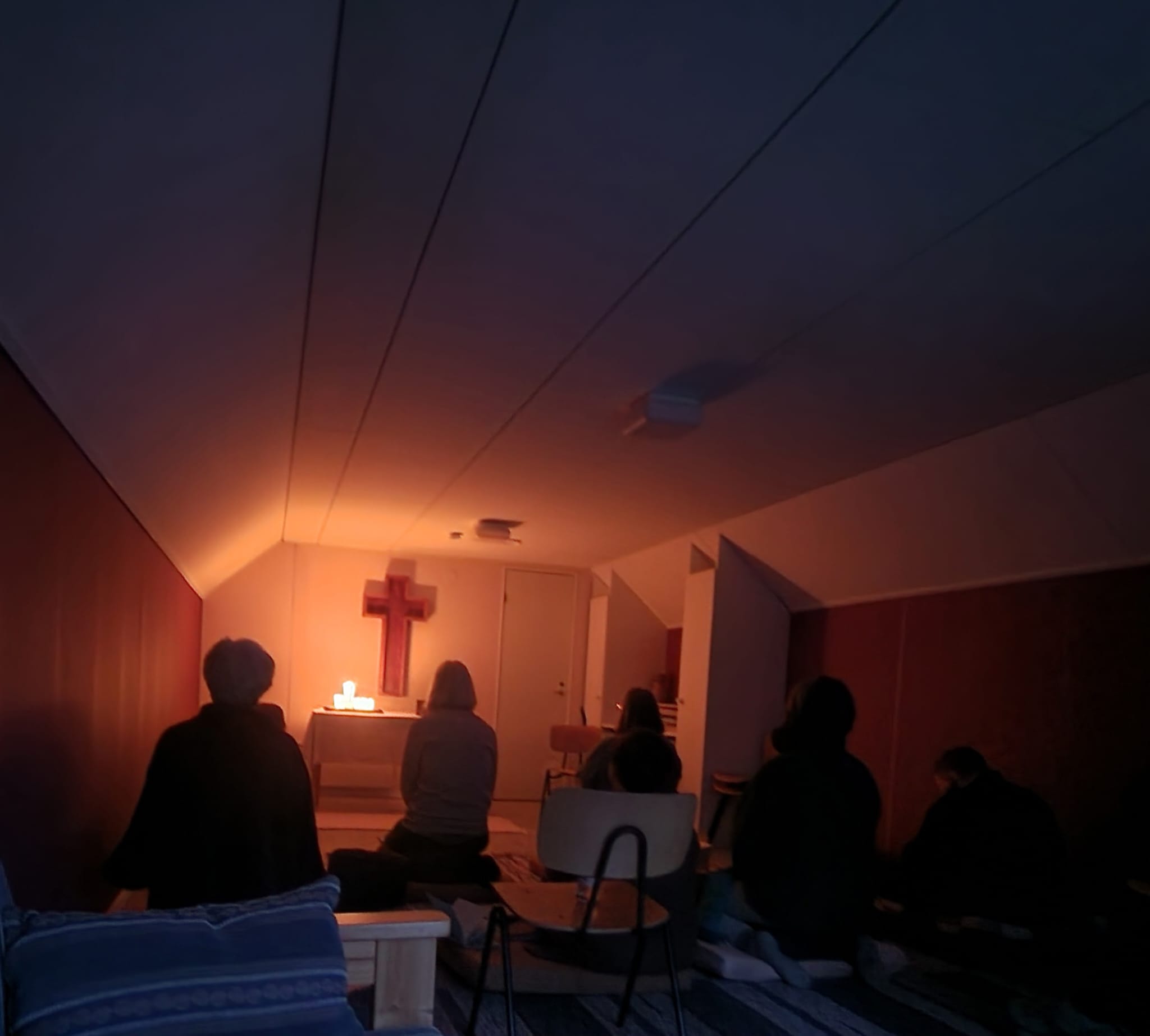 bön vid altare på Jonnsborg